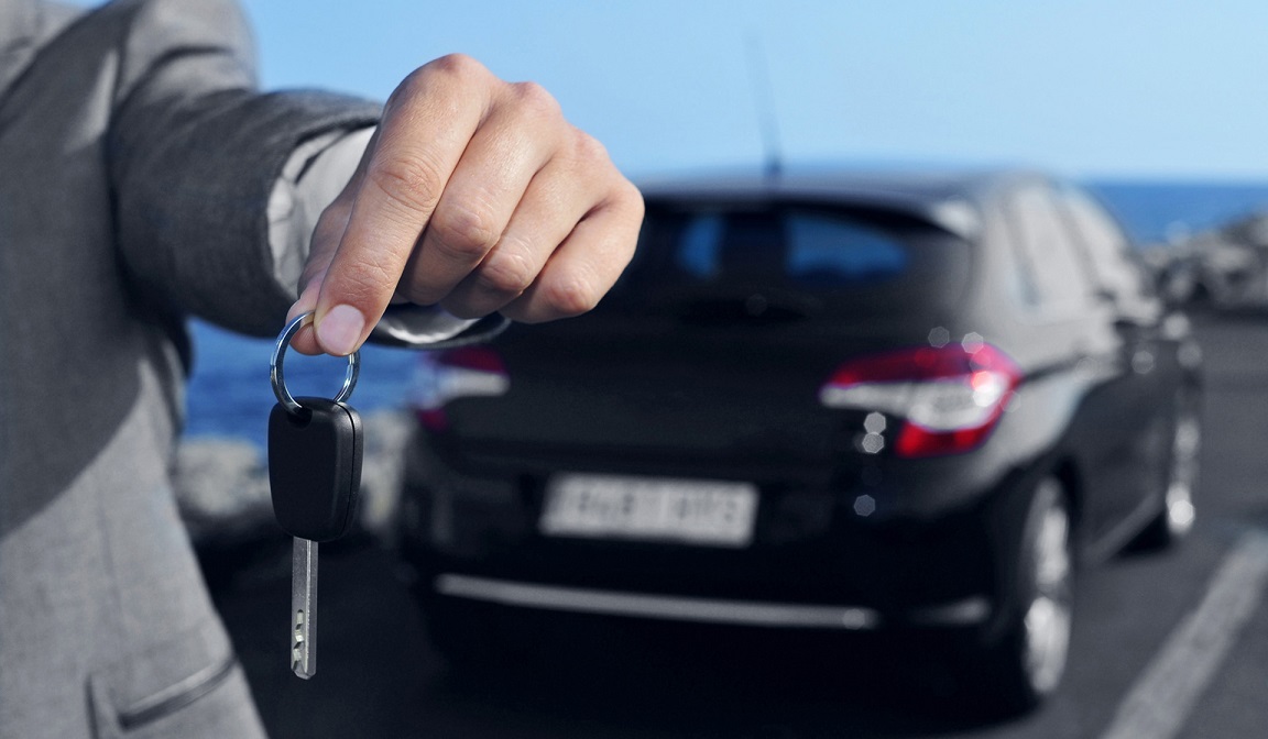 ¿Qué sucede si devuelvo el auto tarde?