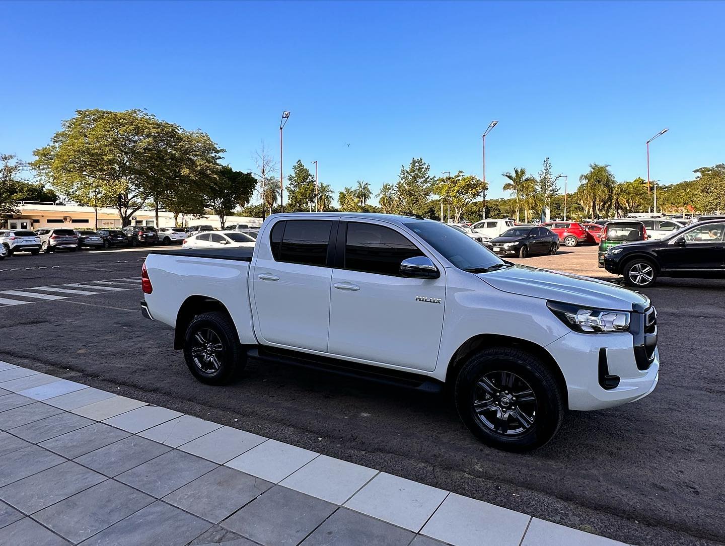 Potencia y Renovación: Alquila la TOYOTA HILUX 2023